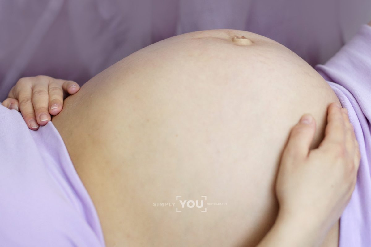 Agnes mit grossem Babybauch