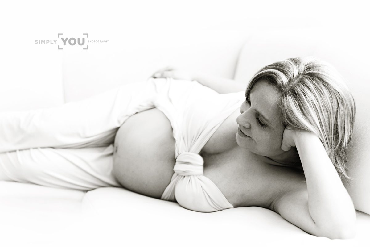 Agnes mit grossem Babybauch
