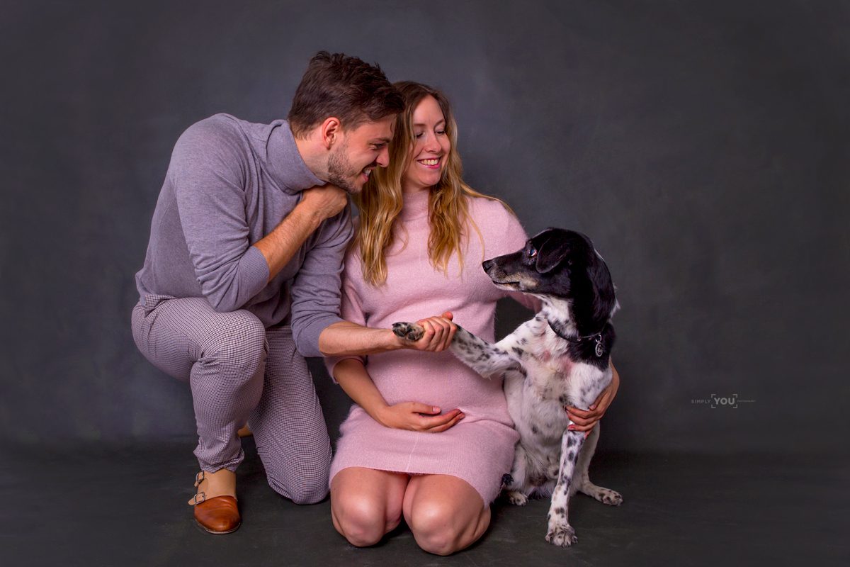 Eine lustige Schwangerschaftsfotosession in meinem klitzekleinen Fotostudio im Kanton Aargau