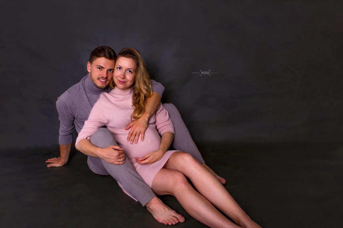 Eine lustige Schwangerschaftsfotosession in meinem klitzekleinen Fotostudio im Kanton Aargau