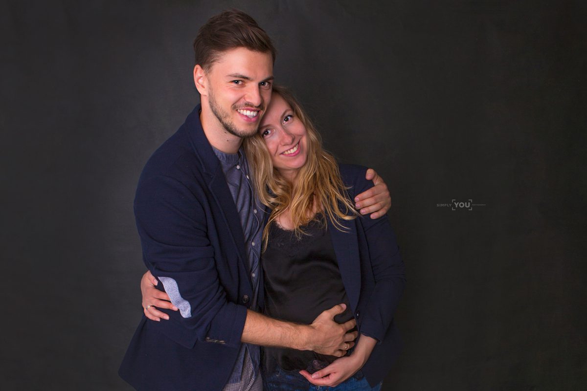 Eine lustige Schwangerschaftsfotosession in meinem klitzekleinen Fotostudio im Kanton Aargau