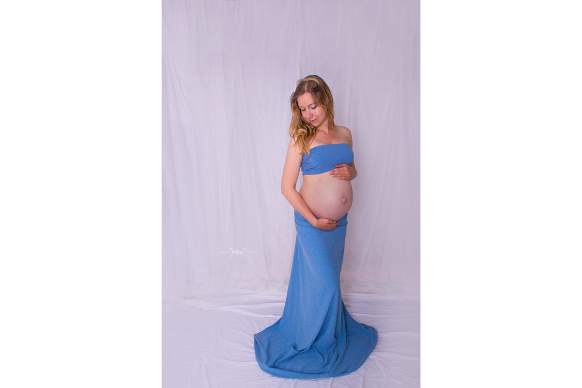 Eine lustige Schwangerschaftsfotosession in meinem klitzekleinen Fotostudio im Kanton Aargau