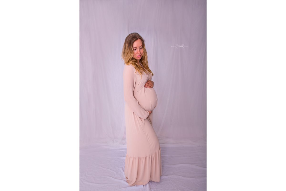Eine lustige Schwangerschaftsfotosession in meinem klitzekleinen Fotostudio im Kanton Aargau
