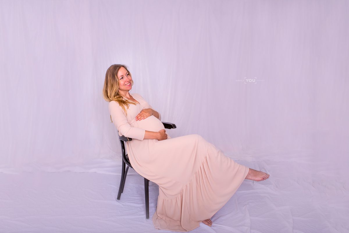Eine lustige Schwangerschaftsfotosession in meinem klitzekleinen Fotostudio im Kanton Aargau